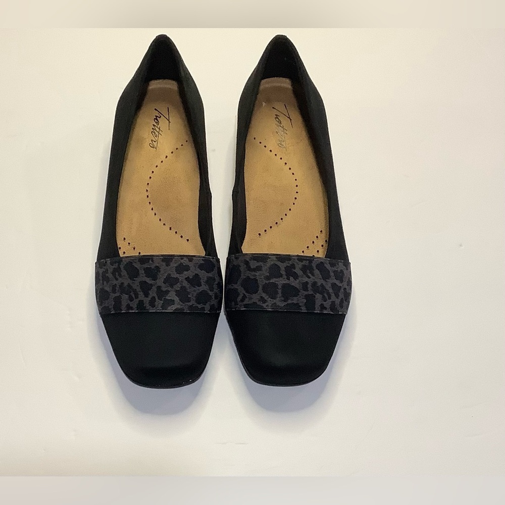 Trotters Z1023* Samantha Microfiber Suede/Cheetah Women's Flat Loafer Size 8 1/2